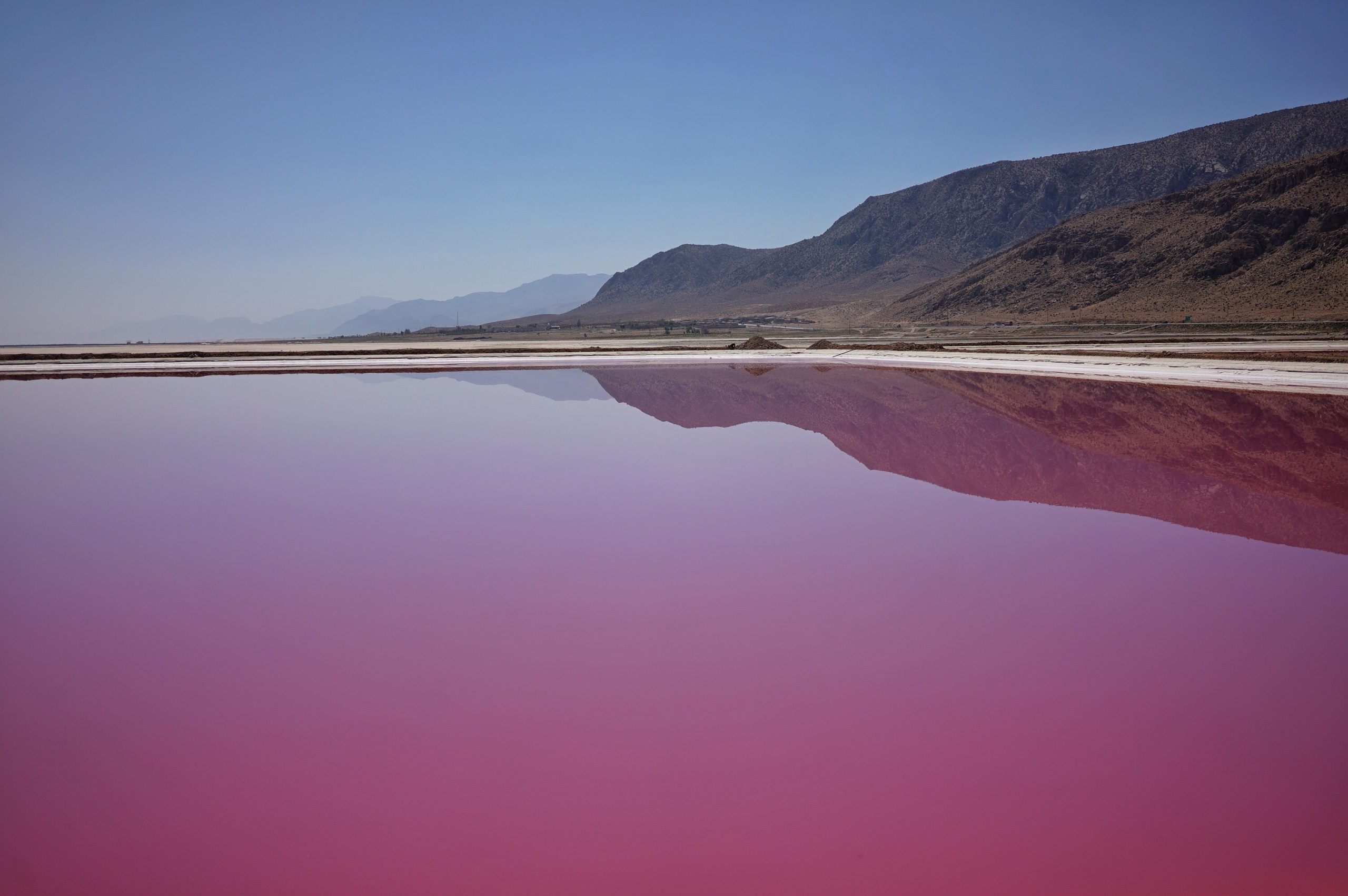 Розовое озеро Махарлу в Иране