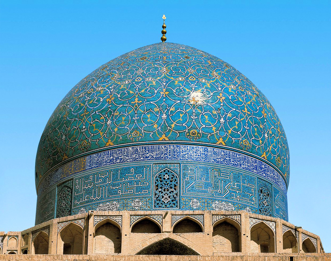 С мечети Шаха (Имама) в Исфахане сняли леса после 14-летней реставрации