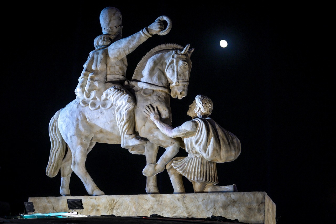 «Ты снова преклонишь колени перед Ираном»: в Тегеране открыли монумент древней победе